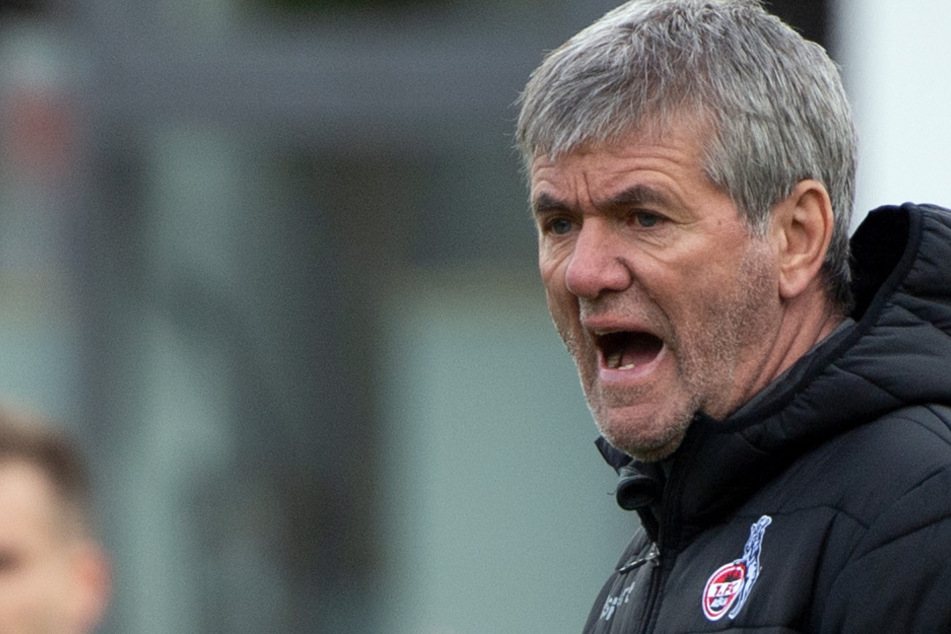 Trainer Friedhelm Funkel (67) will den 1. FC Köln vor dem Abstieg in die 2. Bundesliga bewahren.