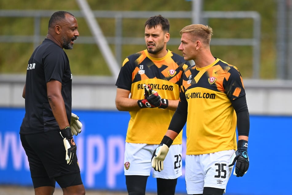 Kevin Broll (27, r.) zusammen mit Torwarttrainer David Yelldell (41, l.) und Stefan Drljaca (24).