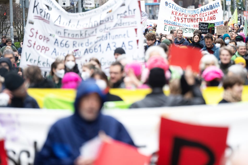 Protest gegen die geplante Rodung im Fechenheimer Wald im Osten von Frankfurt: Die Polizei schätzte die Zahl der Teilnehmer auf etwa 400.