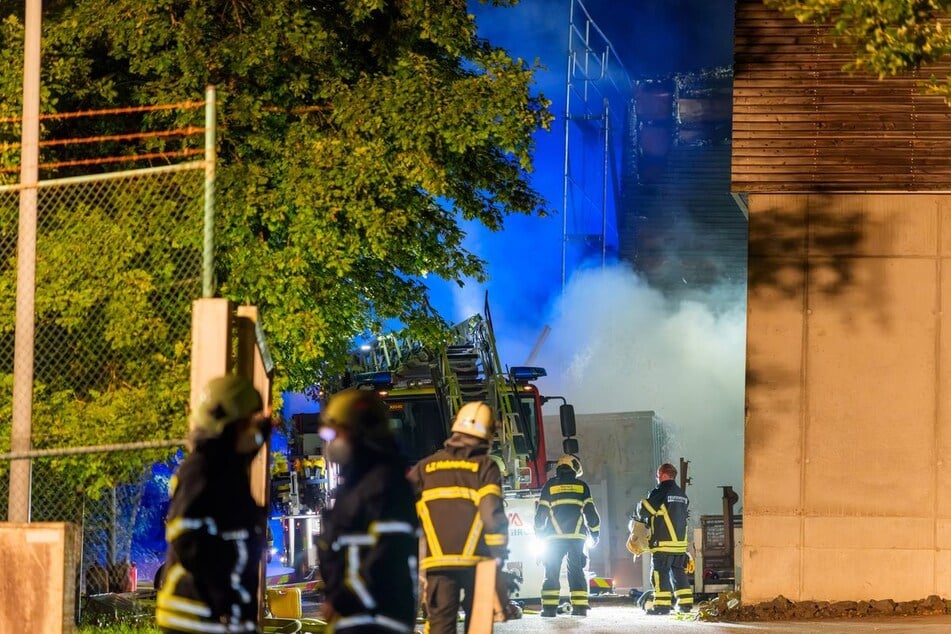Rund 100 Feuerkräfte waren in der Nacht in der Lise-Meitner-Straße in Wuppertal im Einsatz.