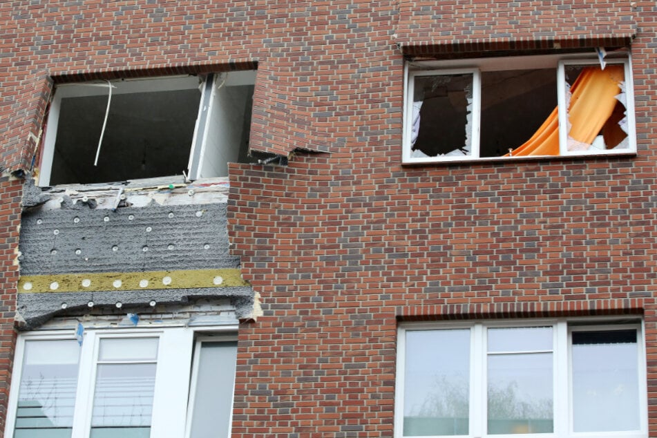 Die Wucht der Explosion zerstörte Fenster und Fassade eines Mehrfamilienhauses in Hamburg.