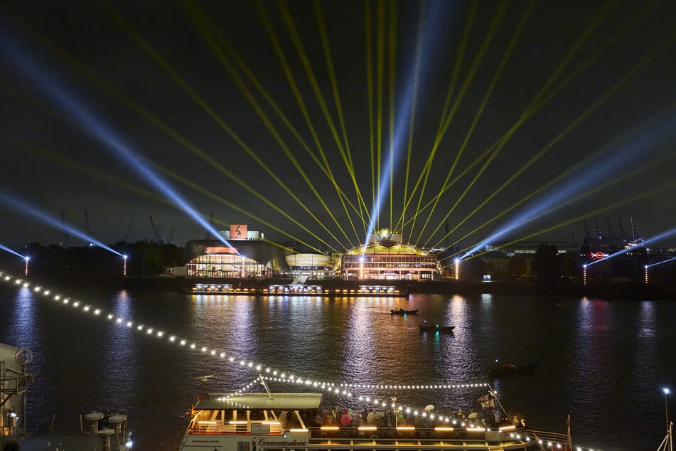 Noch bis zum 11. Oktober erstrahlt der Hamburger Hafen jeden Abend in goldenem Licht.