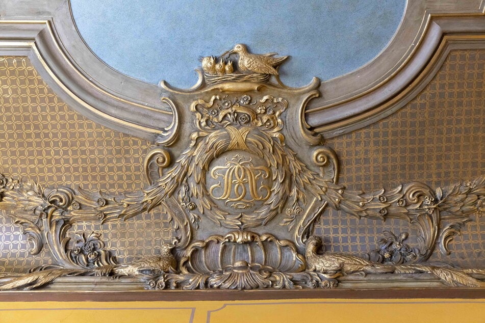 Die Bienert-Initialen an der Decke des ehemaligen Salons.