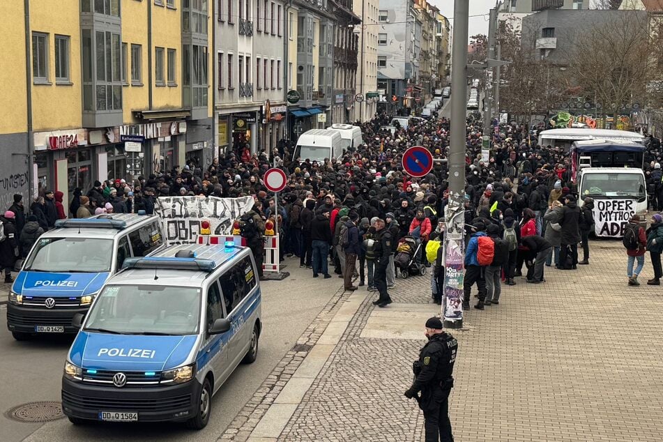 Vor dem Kulturzentrum "Scheune" auf der Alaunstraße haben sich bereits viele Menschen zur Gegendemonstration eingefunden.