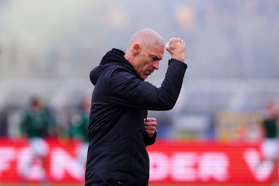 Chemie-Coach Alexander Schmidt (57) war mit dem Punkt zufrieden. Seine Mannschaft hätte sich den Zähler auch verdient.