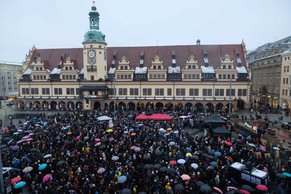 Ungefähr 2700 Menschen versammelten sich am Mittwochnachmittag zum feministischen Kampftag auf dem Markt.