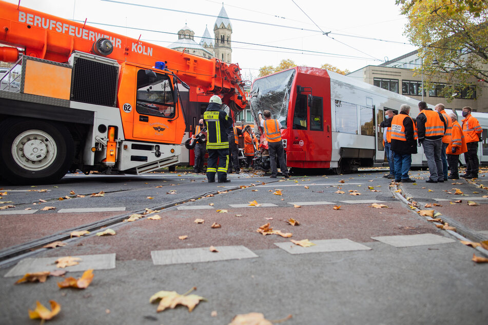 Eine Straßenbahn wird nach einer Kollision am Neumarkt mit einem Kran ins Gleisbett gehoben.