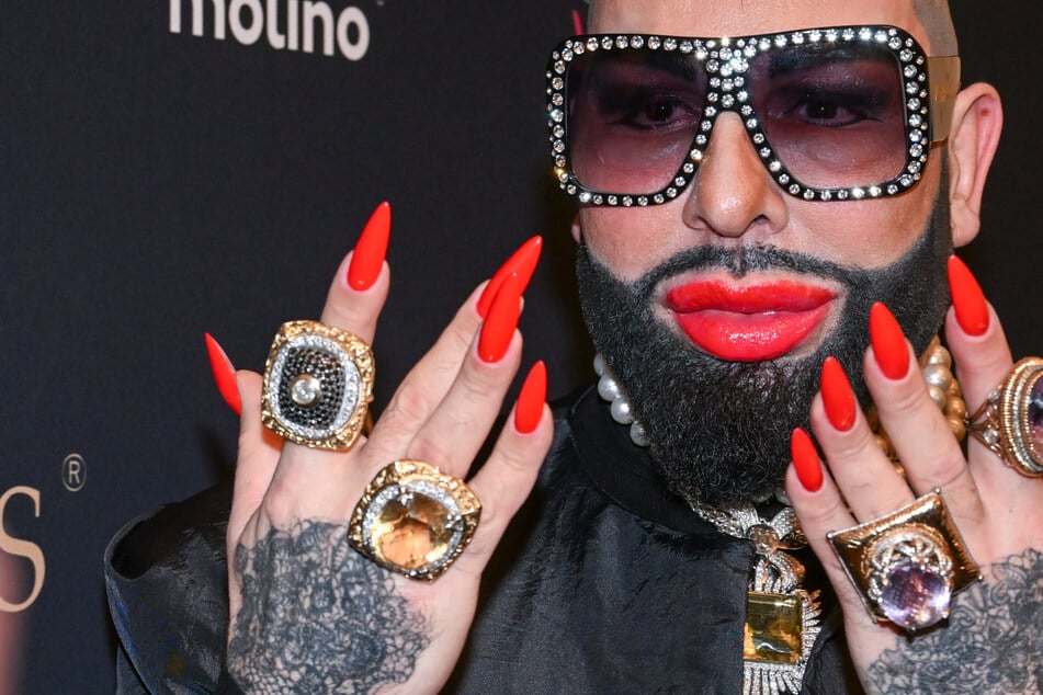 harald glööckler: Harald Glööckler hat klare Meinung zu Deutschland-Trikot: Top oder Flop?