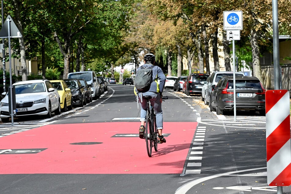 Die Radroute Ost entsteht seit 2022 abschnittsweise, hier zu sehen der Bereich Junghansstraße/Ecke Glashütter Straße.