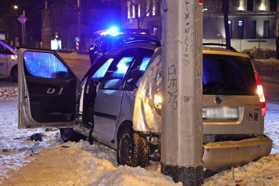 An diesem Oberleitungsmast kam das Auto letztlich zum Stehen.