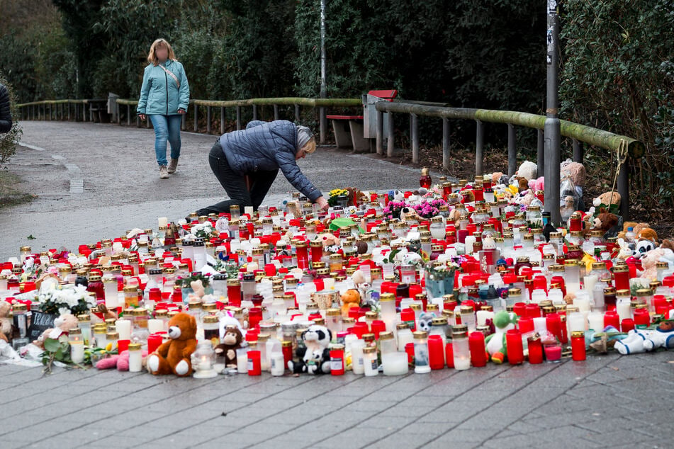 Nach dem grausamen Messerangriff im unterfränkischen Aschaffenburg appellieren Polizei und die Familie des verstorbenen 41-Jährigen, keine Falschinformationen zu verbreiten.