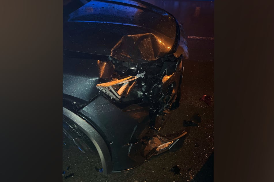 Der Cupra des 43-Jährigen krachte auf der Odenthaler Straße in einen geparkten Škoda. Der Schaden liegt bei rund 50.000 Euro.