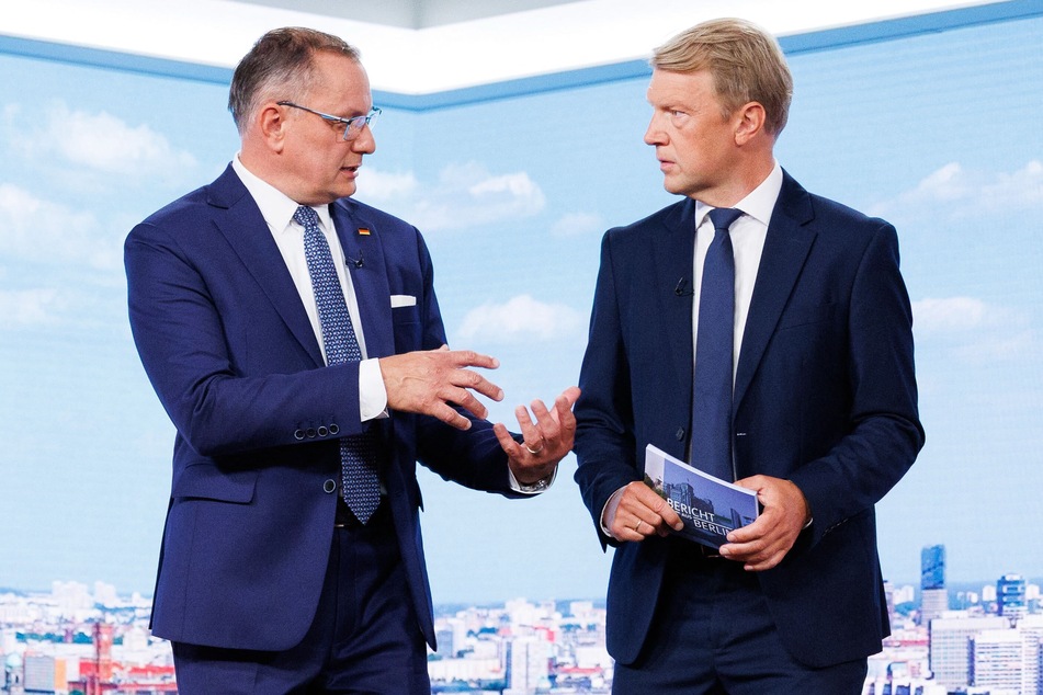 Tino Chrupalla (47, l), AfD-Bundesvorsitzender, und Markus Preiß (r), Chefredakteur des ARD-Hauptstadtstudios, stehen vor Beginn der Aufzeichnung des ARD-Sommerinterviews.