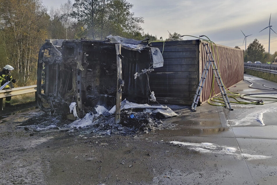 Brummifahrer wird bei Unfall eingeklemmt, dann fängt der Tank an zu brennen