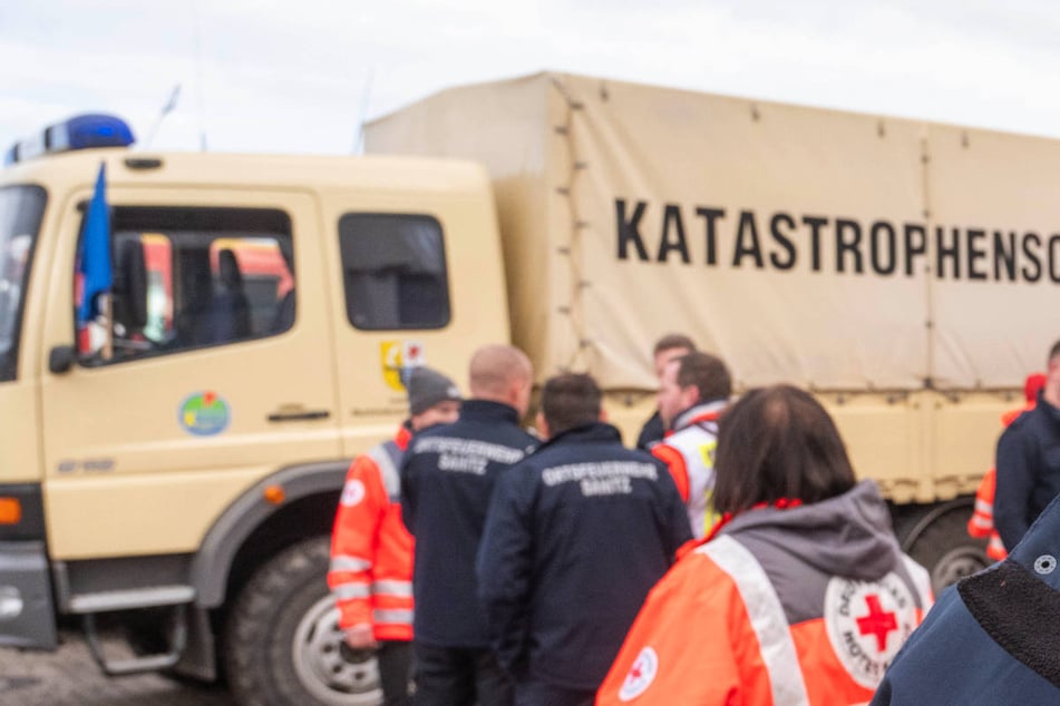 Weil bei dem Reisebus die Heizung ausgefallen ist, musste der Katastrophenschutz alarmiert werden. (Symbolfoto)