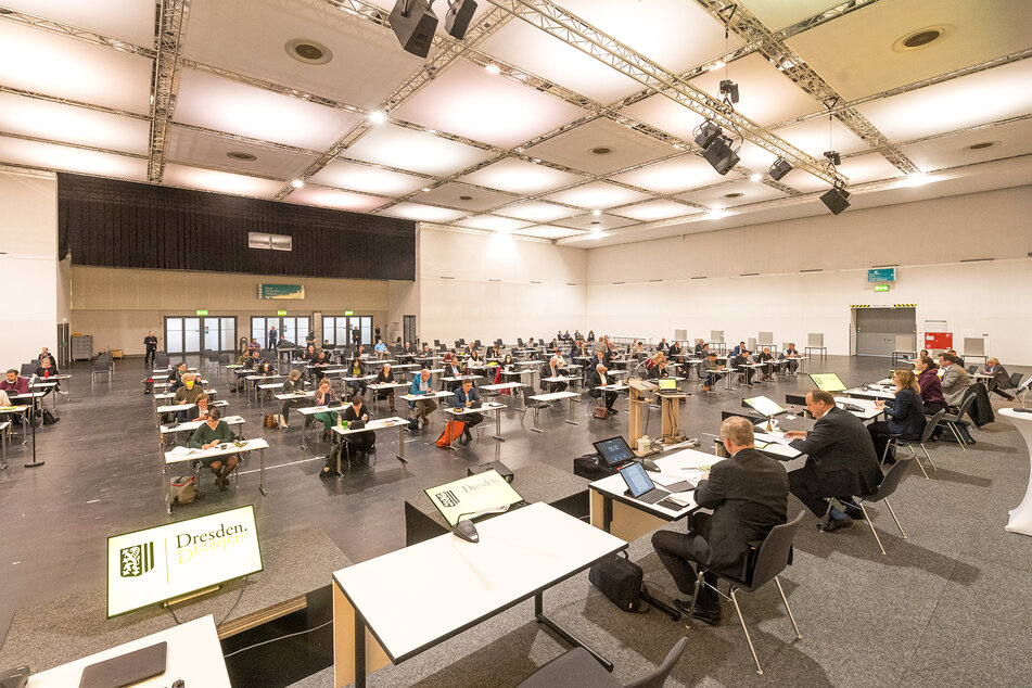 Der Stadtrat tagte in der Messehalle 1, der größten Konzerthalle der Stadt.