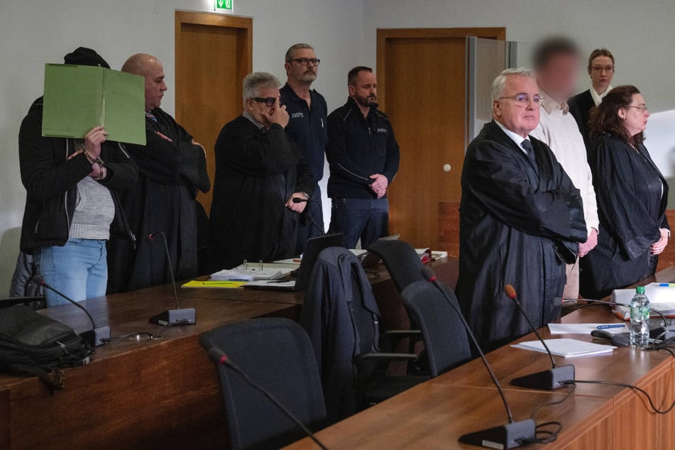 Das Urteil gegen die beiden Täter (einer hält sich einen grünen Aktenordner vors Gesicht, der andere ist unkenntlich gemacht) ist am Mittwoch bestätigt worden. (Archivfoto)