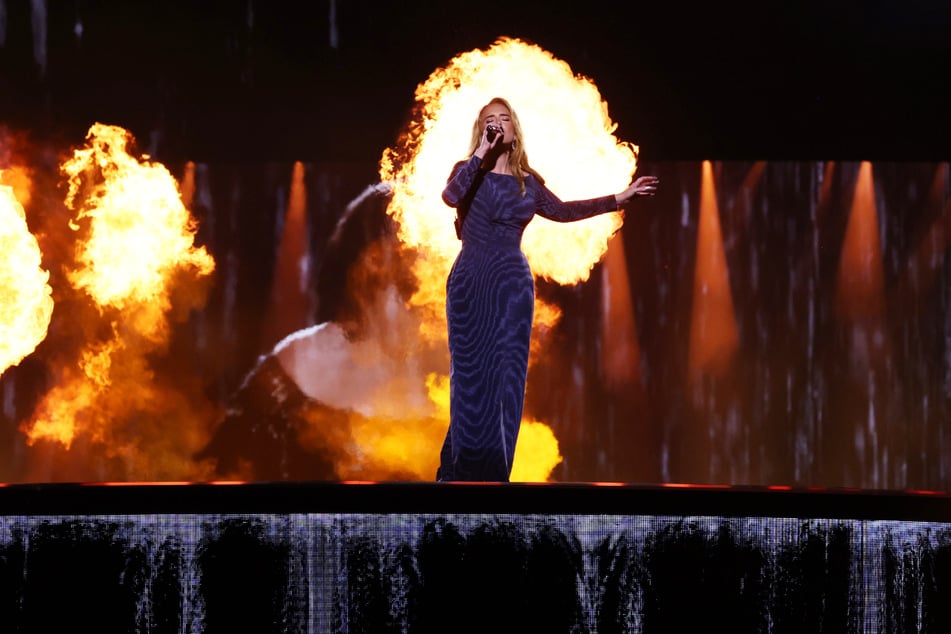 Adele (36) hat in München krachend losgelegt.