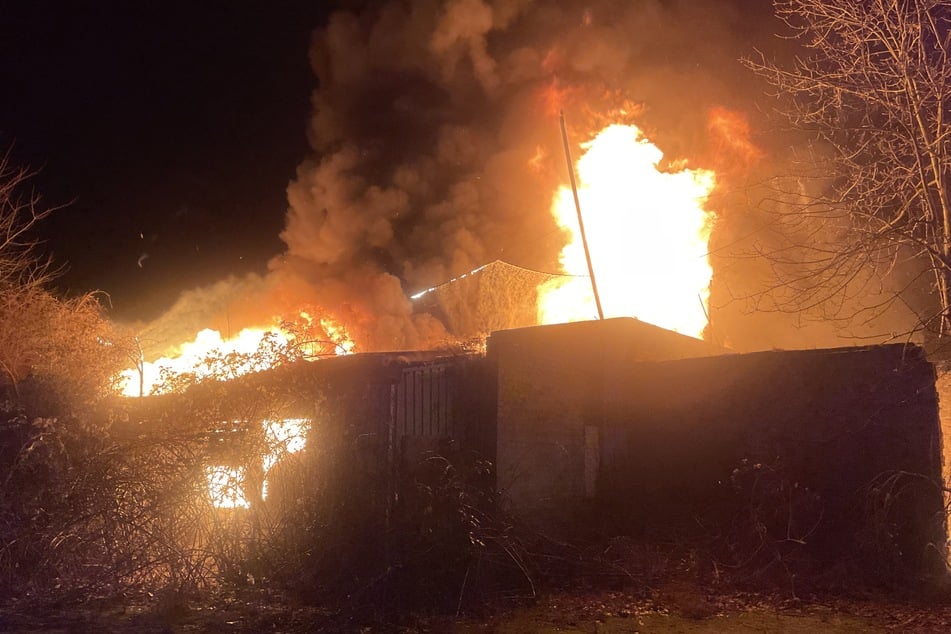 Über den Notruf meldeten sich mehrere Personen und informierten über den Brand.