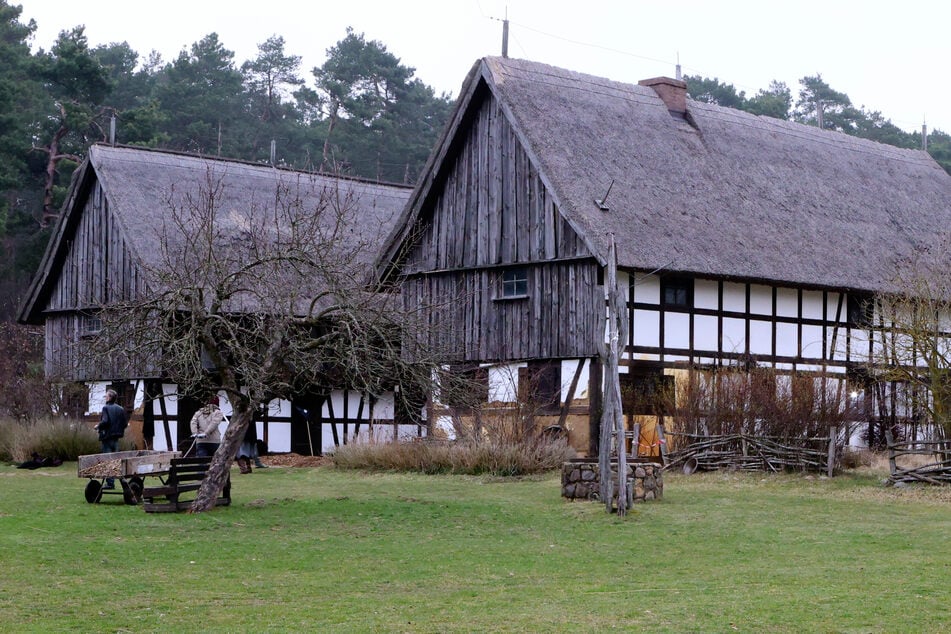 Das Gelände vom Freilichtmuseum Höllberghof im Naturpark Niederlausitzer Landrücken diente als authentische Kulisse.