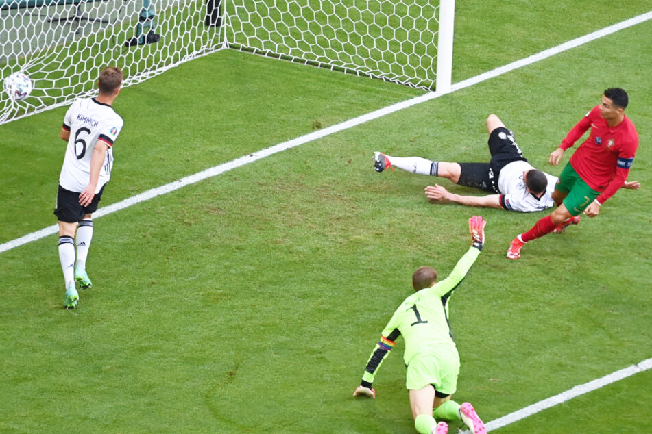Cristiano Ronaldo (r.) schiebt aus Nahdistanz zur portugiesischen Führung ein. Es war sein erstes Tor überhaupt gegen Deutschland, dementsprechend groß war der Jubel des Weltstars.