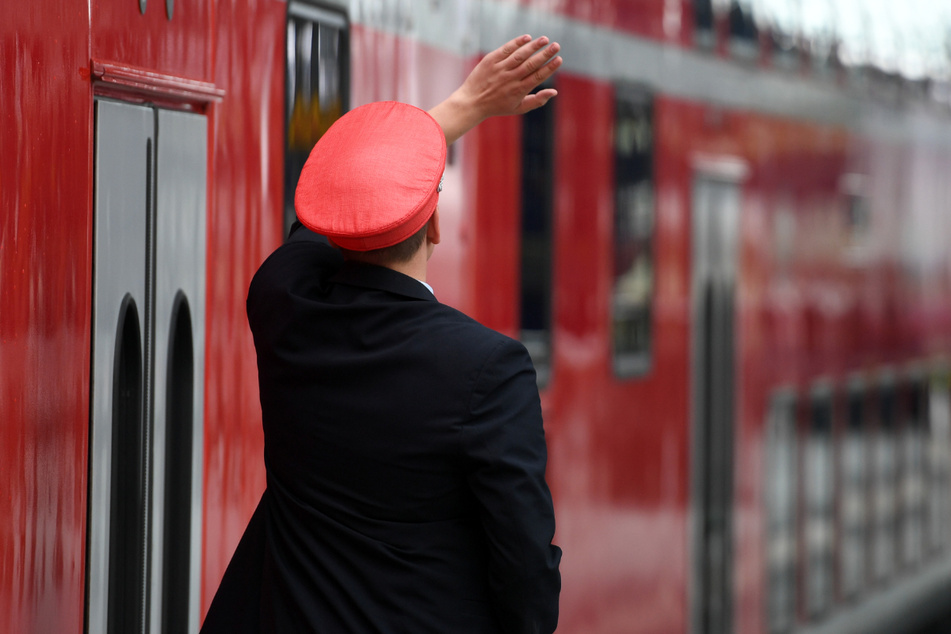 Das Bahnpersonal hatte den Mann versehentlich in einem Zug eingesperrt. (Symbolbild)