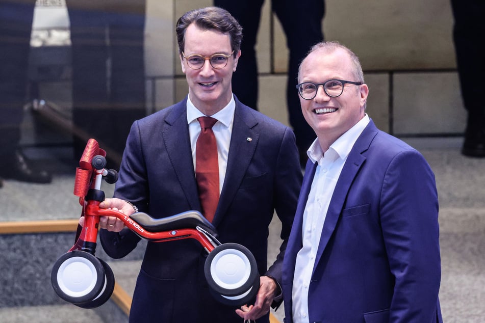 SPD-Oppositionsführer Jochen Ott (51, r.) hat Wüst das Präsent am Mittwoch im Düsseldorfer Landtag überreicht.