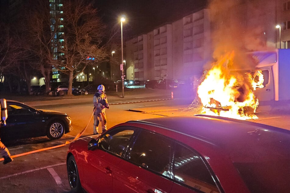 Als die Feuerwehr eintraf, standen beide Fahrerhäuser in Vollbrand.