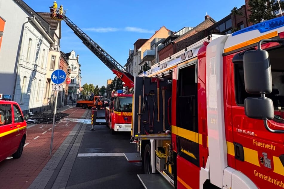 Die Grevenbroicher Feuerwehr war bis Freitagvormittag mit dem Einsatz in der Bahnstraße beschäftigt.