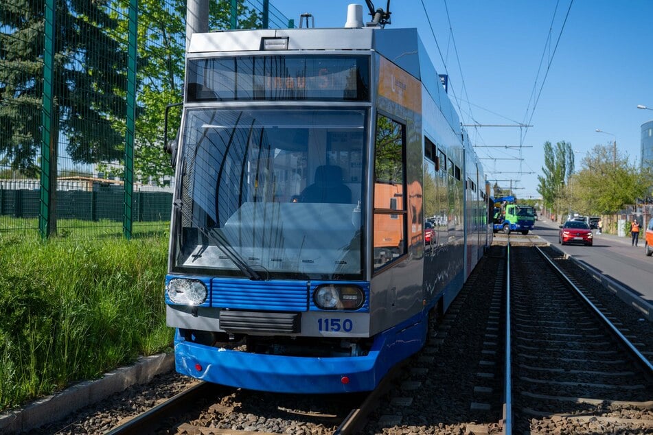 Eine Straßenbahn erfasste einen unachtsamen Autofahrer.