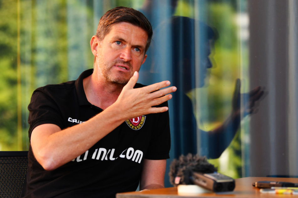 Dynamos Sportgeschäftsführer Ralf Becker bedankte sich bei Martin Börner für dessen langjährige gute Arbeit.