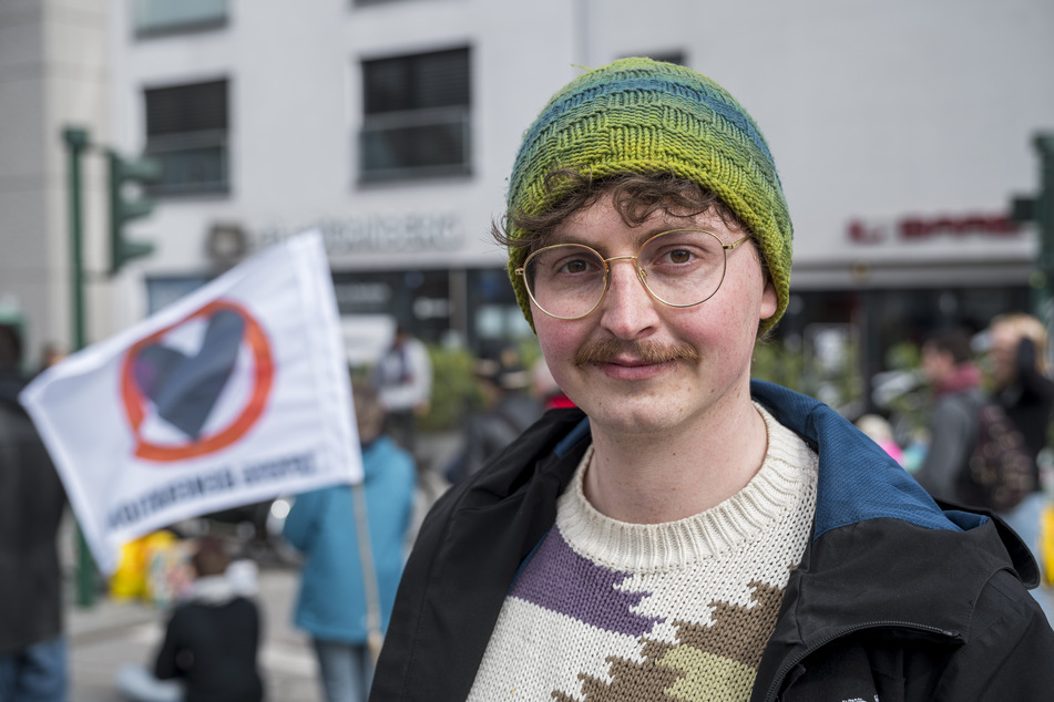 Simon Lachner (26), Sprecher der "Letzten Generation" hat den "Widerstandsfrühling" ausgerufen. Er hat sich in Regensburg auf die Straße gesetzt. Seine Gruppierung plant weitere "ungehorsame Versammlungen".