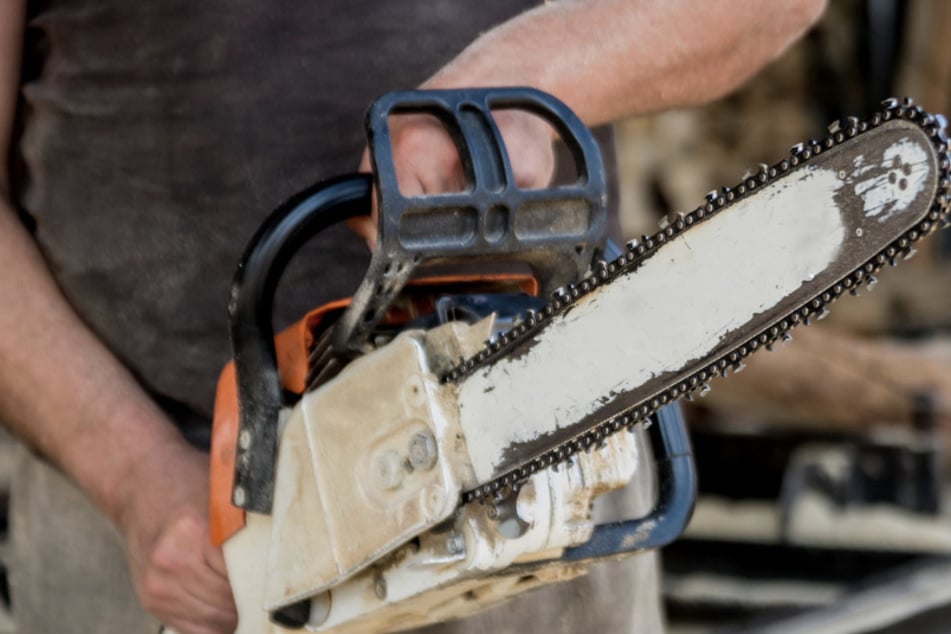 Der 32-Jährige hatte den Senior (82) mit einer Kettensäge bedroht. (Symbolfoto)