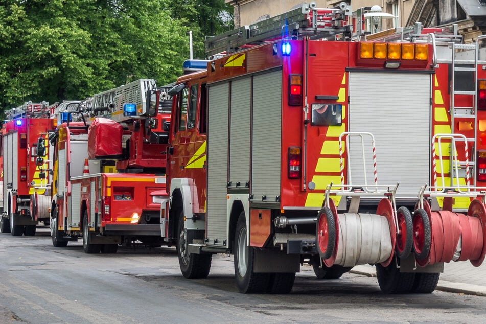 Mehrere Anwohner evakuiert: Wohnung brennt in Halberstadt komplett aus