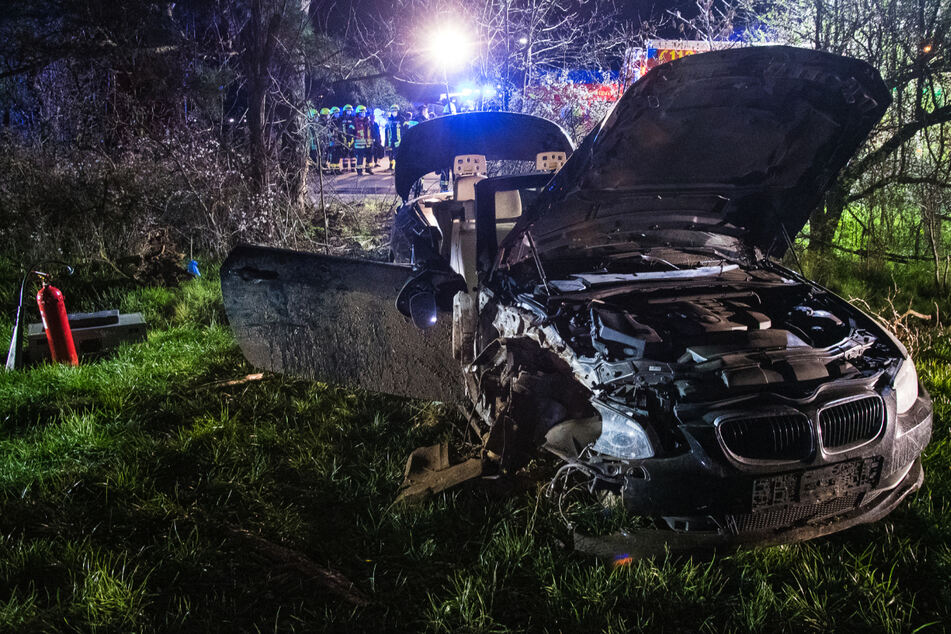 Das BMW-Cabrio war nahezu ungebremst in die Baumschneise gerast und kam dann im dahinter liegenden Feld zum Stehen.