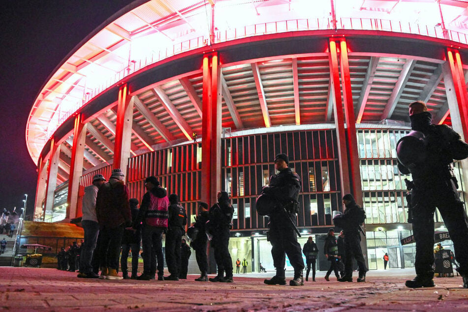 Die Polizei setzt auf hohe Präsenz - vor allem an den Tagen, an dem die insgesamt fünf Spiele im Frankfurter Deutsche Bank Park stattfinden. (Archivbild)