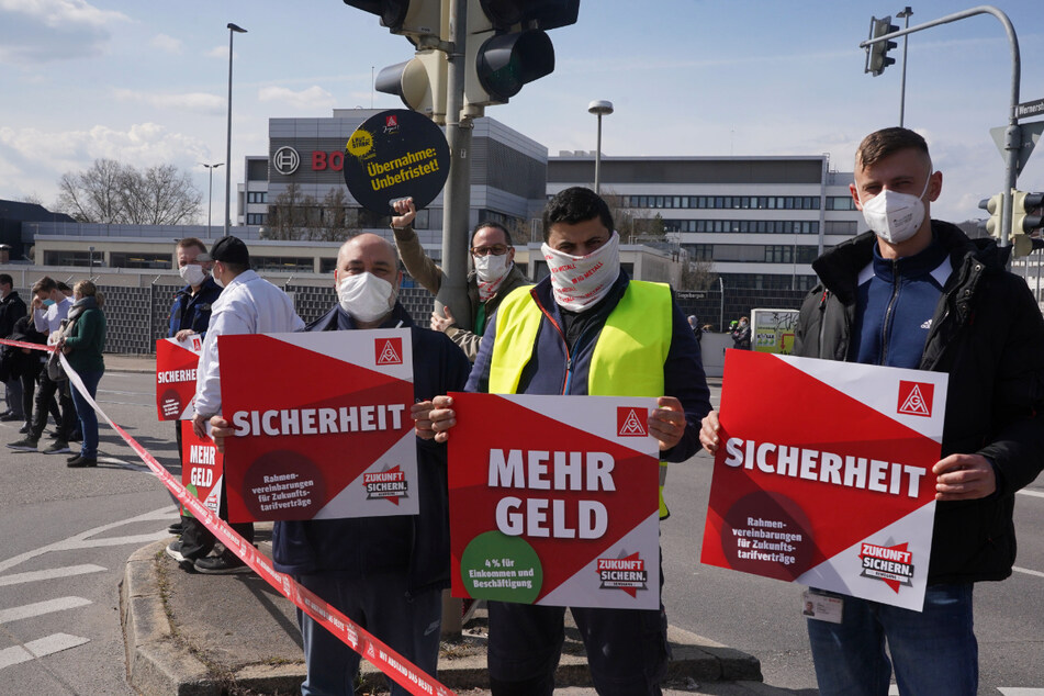 "Mehr Geld" und "Sicherheit" fordern diese Metaller am Donnerstag in Stuttgart.