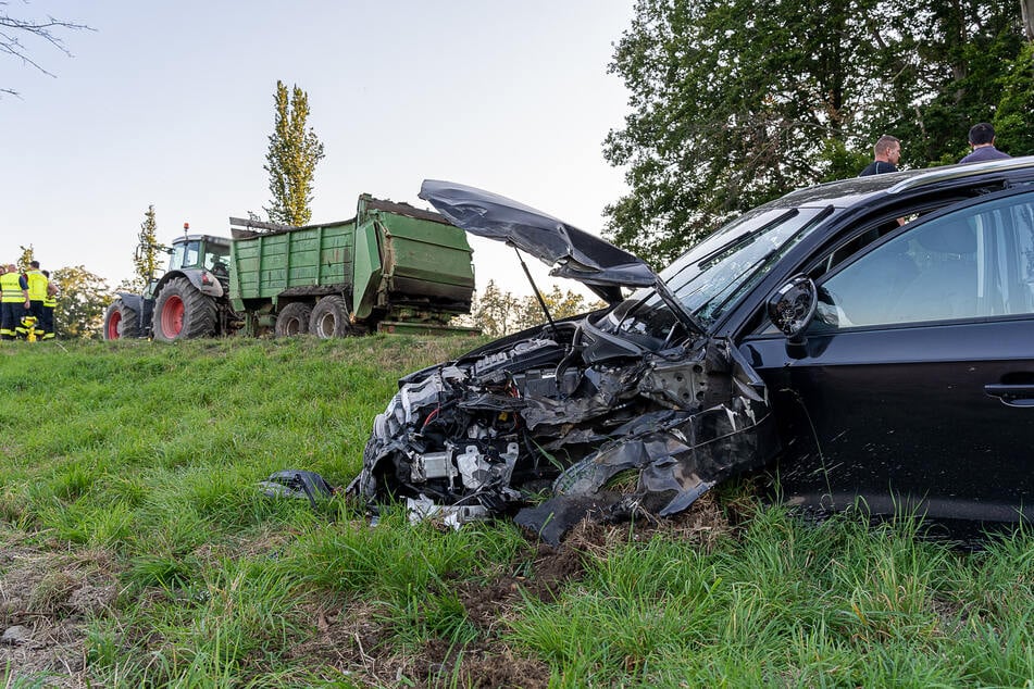 Am Dienstagnachmittag wurde eine Audi-Fahrerin schwer verletzt. Sie krachte mit einem Traktor zusammen.