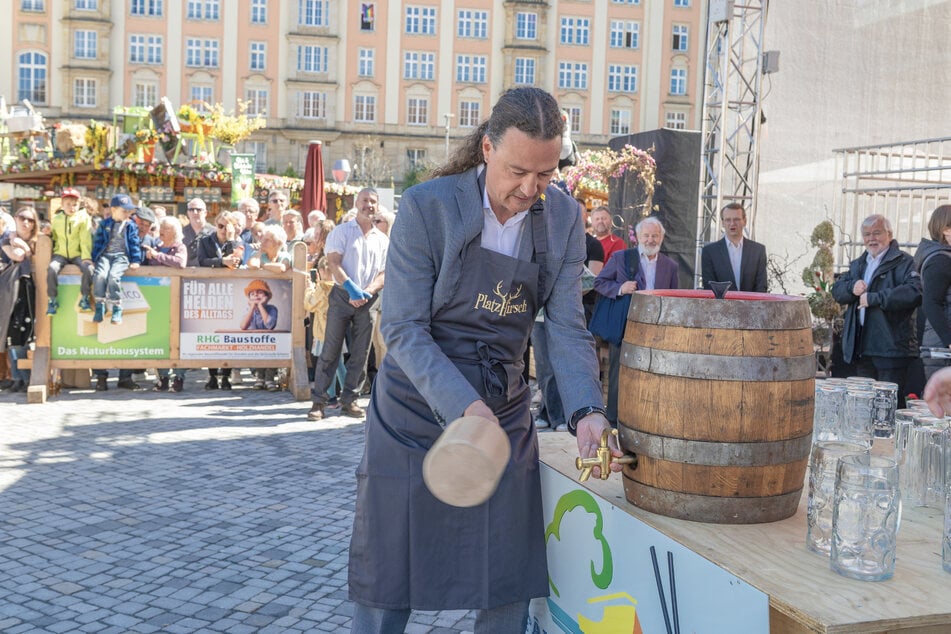 Steffen Rietzschel, Leiter des Amtes für Wirtschaftsförderung, eröffnete den Frühjahrsmarkt mit einem Fassbieranstich.