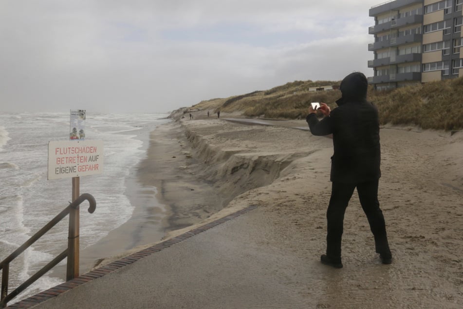 Die vorherigen Stürme dieses Winters haben bereits eine Abbruchkante am Strand auf Wangerooge entstehen lassen.