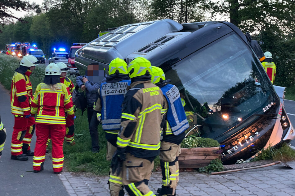 Ein Bus ist im Kreis Pinneberg in einen Graben gefahren.