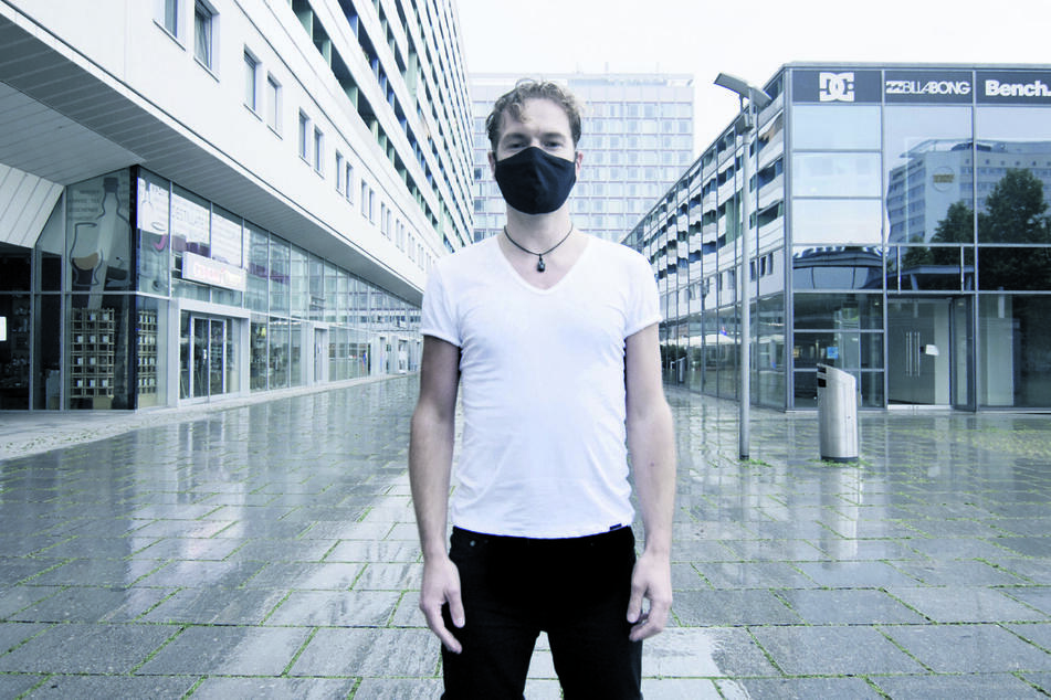 Im Musikvideo steht Felix Räuber (36) mit Mundschutz auf der verlassenen Prager Straße.
