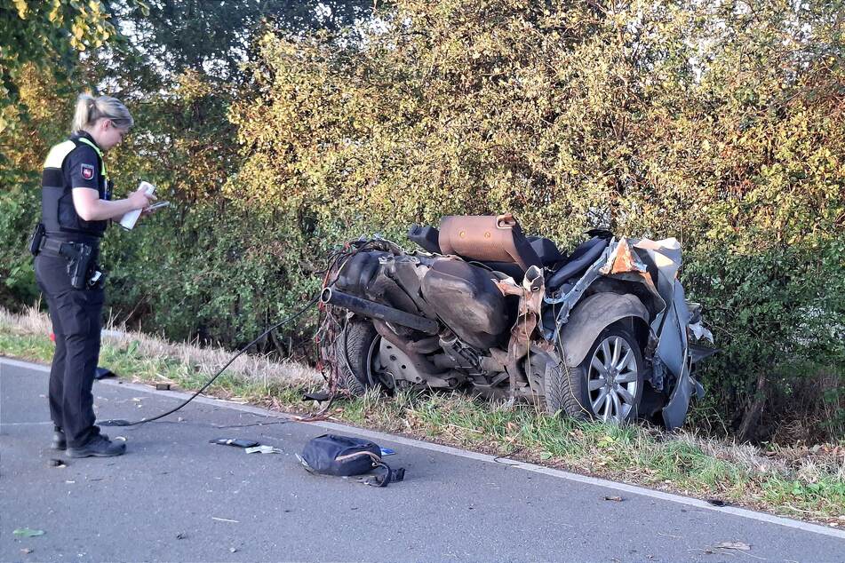 Tödlicher Unfall: Audi rammt mehrere Bäume und wird in zwei Teile gerissen