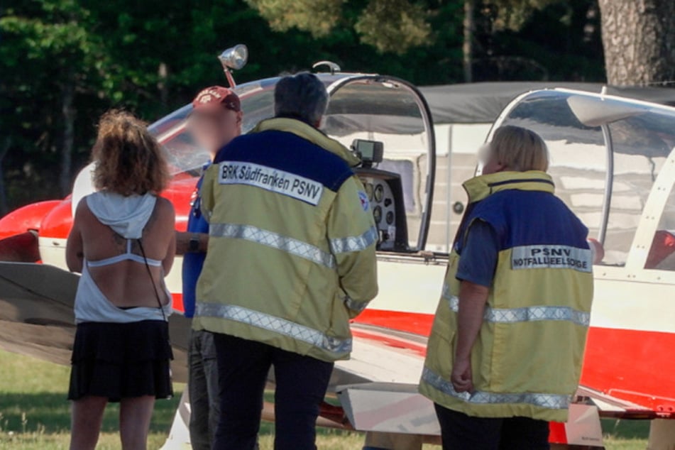 Einsatzkräfte und Helfer versammelten sich auf dem Flugplatz.