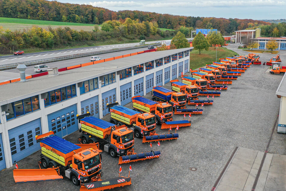 Allein in Sachsen sind 242 Mitarbeiter mit 62 Fahrzeugen im Einsatz.