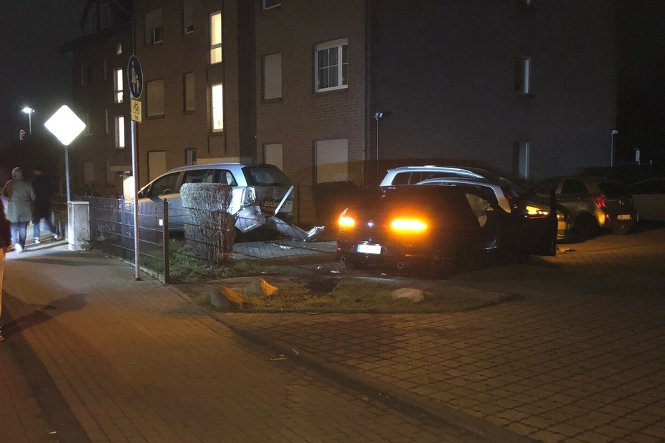 Der 21-jährige Autofahrer aus Alsdorf rammte auf seiner Flucht vor der Polizei drei geparkte Fahrzeuge.