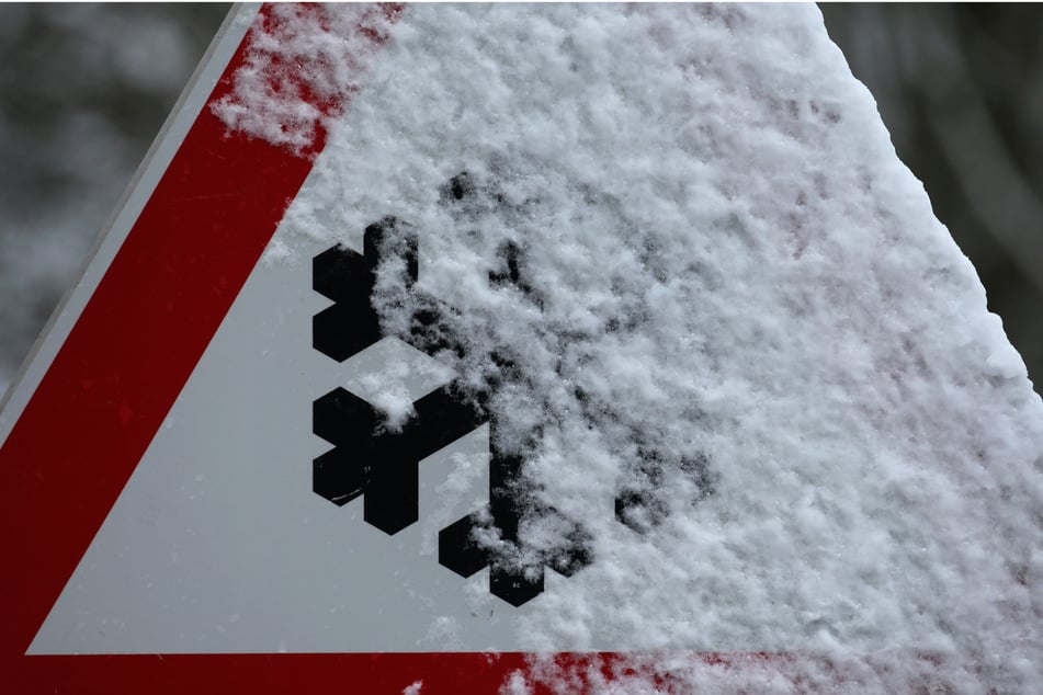 In Mittelhessen hat es am Dienstag in der Folge des starken Schneefalls zahlreiche Unfälle gegeben. (Symbolbild)