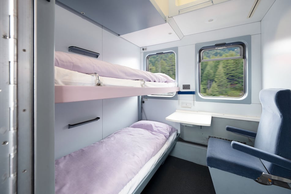 In dem Zug gibt's private Zwei-Bett-Abteile.