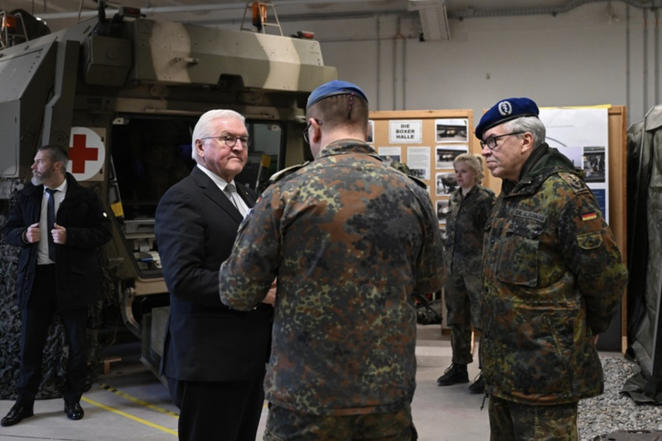 Bundespräsident Frank-Walter Steinmeier (67, 2.v.l.) besuchte die Sanitätsakademie der Bundeswehr.