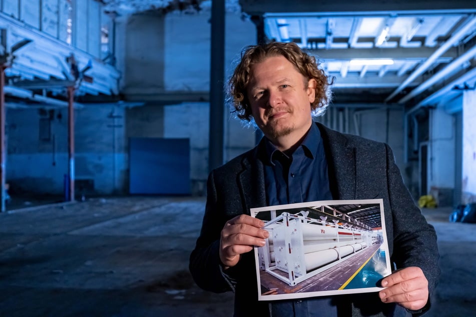 Unternehmer Lars Faßmann (45) in der Werkhalle der alten Gießerei. Auf dem Foto sind Tanks zu sehen, in denen der Wasserstoff gelagert wird. Die Wasserstofftanks würden sich auf dem Außengelände der Gießerei befinden.